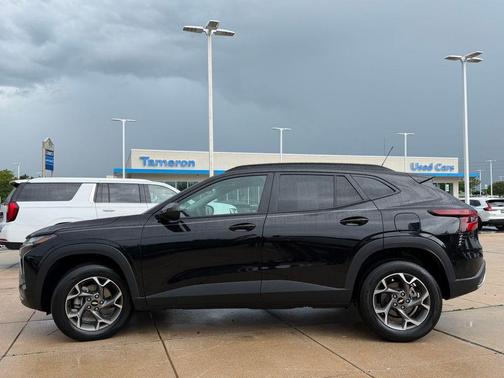 Mosaic Black Metallic 2025 Chevrolet Trax LT
