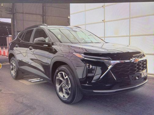 Mosaic Black Metallic 2025 Chevrolet Trax LT