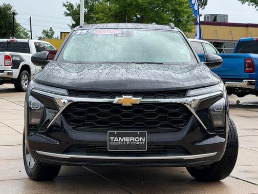 Mosaic Black Metallic 2025 Chevrolet Trax LT