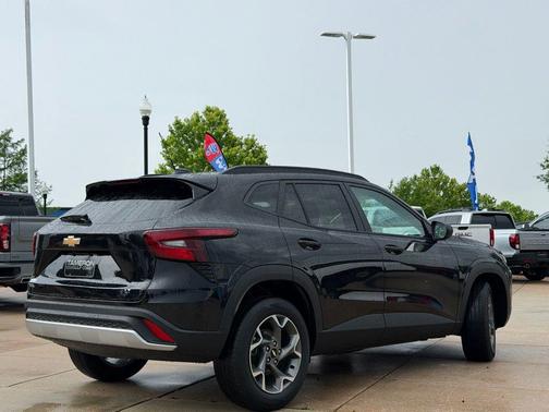 Mosaic Black Metallic 2025 Chevrolet Trax LT