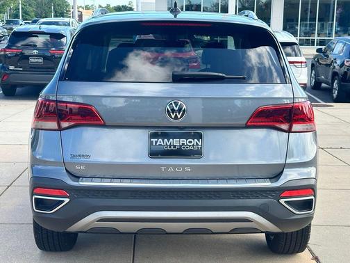 Platinum Gray Metallic 2024 Volkswagen Taos 1.5T SE