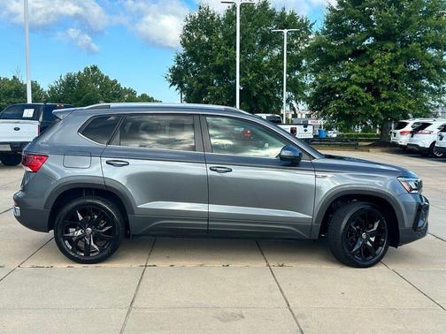 Platinum Gray Metallic 2024 Volkswagen Taos 1.5T SE