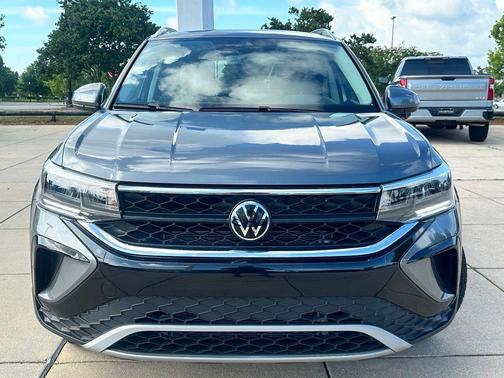 Platinum Gray Metallic 2024 Volkswagen Taos 1.5T SE