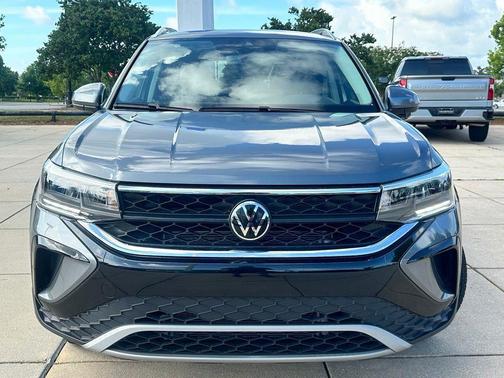 Platinum Gray Metallic 2024 Volkswagen Taos 1.5T SE