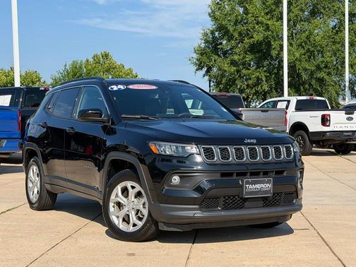 Diamond Black Crystal Pearlcoat 2024 Jeep Compass Latitude