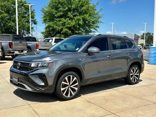 Platinum Gray Metallic 2022 Volkswagen Taos 1.5T SE