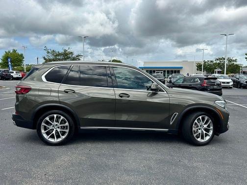 Manhattan Green Metallic 2022 BMW X5 sDrive40i