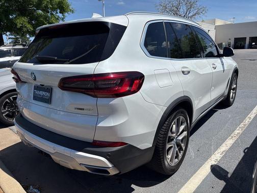 Mineral White Metallic 2021 BMW X5 sDrive40i