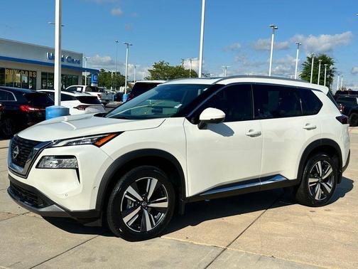 Pearl White Tricoat 2023 Nissan Rogue SL