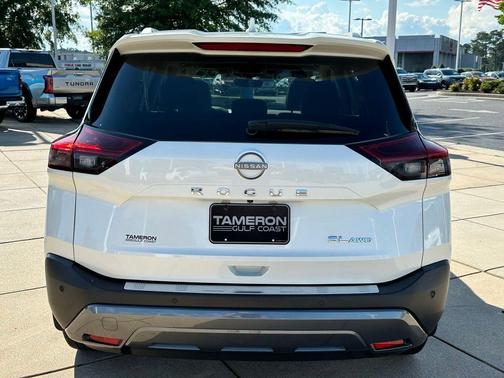 Pearl White Tricoat 2023 Nissan Rogue SL