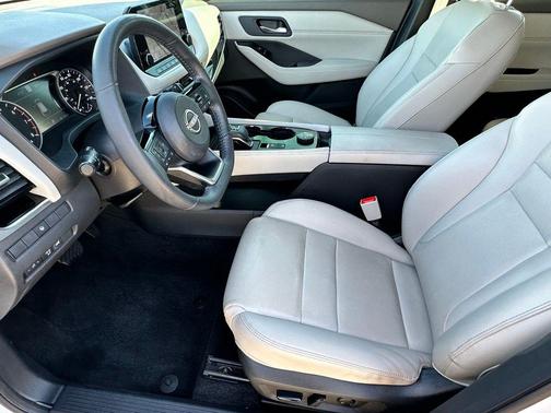 Pearl White Tricoat 2023 Nissan Rogue SL