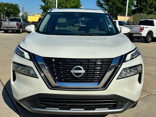 Pearl White Tricoat 2023 Nissan Rogue SL