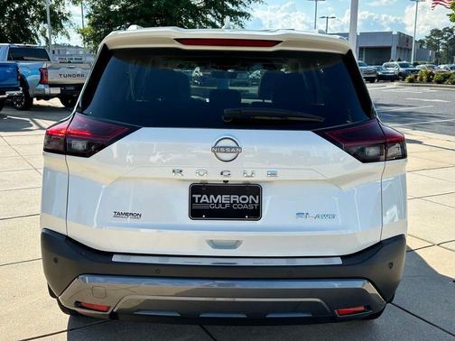 Pearl White Tricoat 2023 Nissan Rogue SL