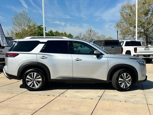 2025 Nissan Pathfinder SL FWD