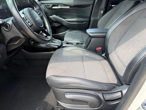 Clear White/Black Roof 2024 Kia Seltos S