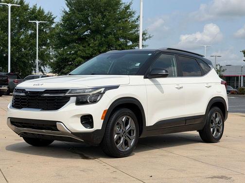 Clear White/Black Roof 2024 Kia Seltos S