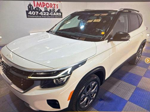 Clear White/Black Roof 2024 Kia Seltos S