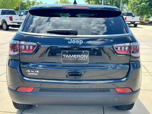 Diamond Black Crystal Pearlcoat 2025 Jeep Compass Sport