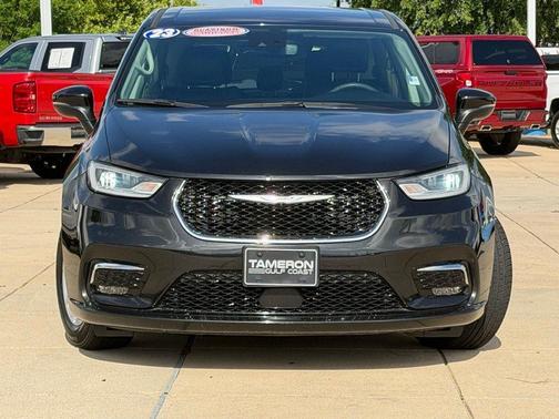 Brilliant Black Crystal Pearlcoat 2023 Chrysler Pacifica Touring L