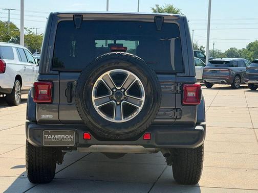 Granite Crystal Metallic Clearcoat 2022 Jeep Wrangler Unlimited Sahara