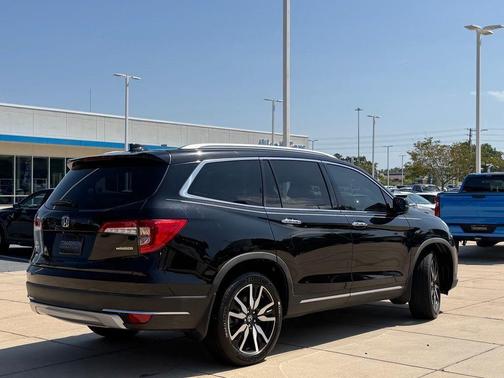 Crystal Black Pearl 2019 Honda Pilot Touring 8-Passenger
