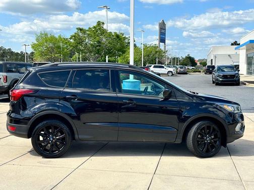Black Metallic 2019 Ford Escape SE