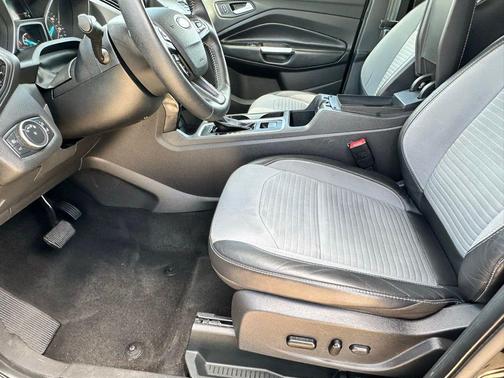 Black Metallic 2019 Ford Escape SE