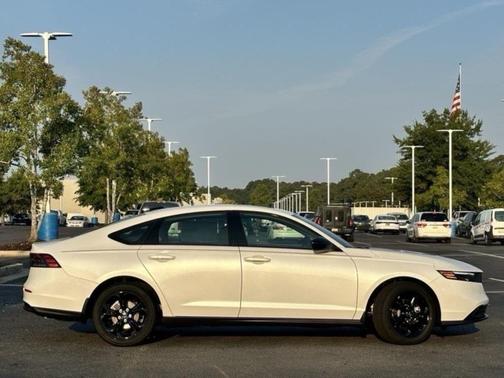 Platinum White Pearl 2025 Honda Accord SE