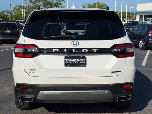 Platinum White Pearl 2026 Honda Pilot Touring 8-Passenger