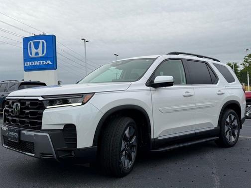 Platinum White Pearl 2026 Honda Pilot Touring 8-Passenger
