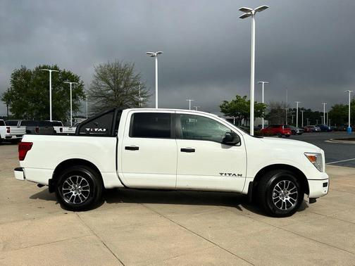 Glacier White 2024 Nissan Titan SV