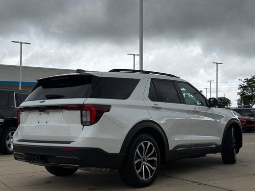 Star White Metallic Tri-Coat 2025 Ford Explorer ST-Line