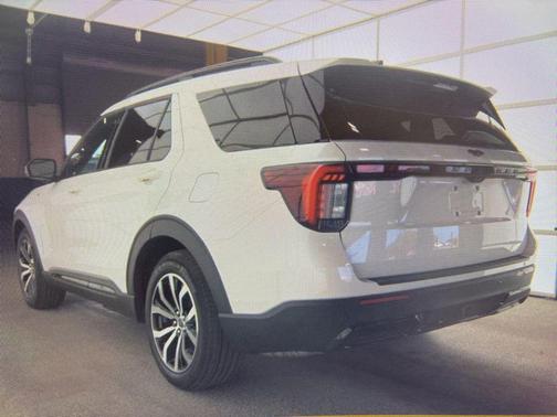 Star White Metallic Tri-Coat 2025 Ford Explorer ST-Line