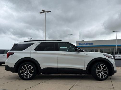 Star White Metallic Tri-Coat 2025 Ford Explorer ST-Line