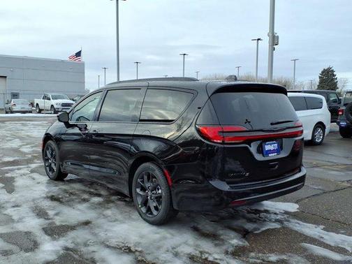 Diamond Black 2026 Chrysler Pacifica Select