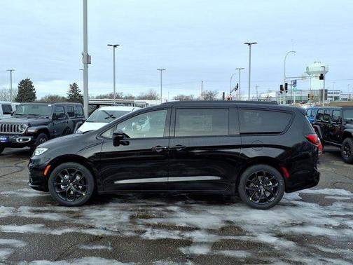 Diamond Black 2026 Chrysler Pacifica Select