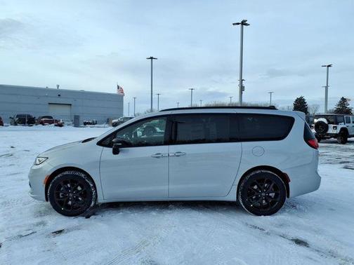 Silver Mist Clearcoat 2026 Chrysler Pacifica Limited