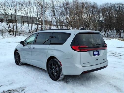 Silver Mist Clearcoat 2026 Chrysler Pacifica Limited