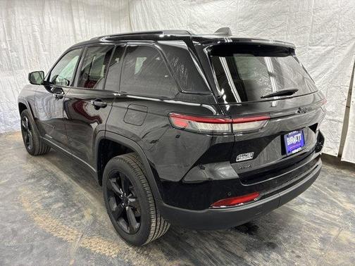 Diamond Black 2023 Jeep Grand Cherokee Altitude