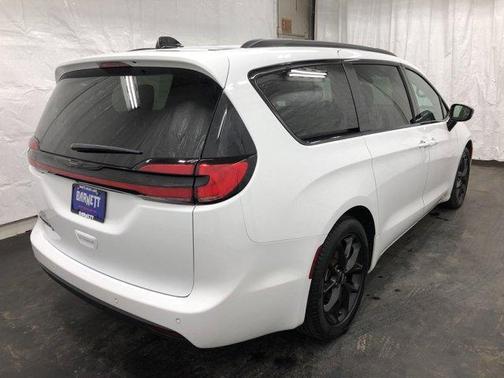 2024 Chrysler Pacifica Touring-L