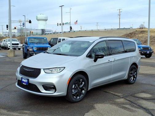 Silver Mist Clearcoat 2026 Chrysler Pacifica Select