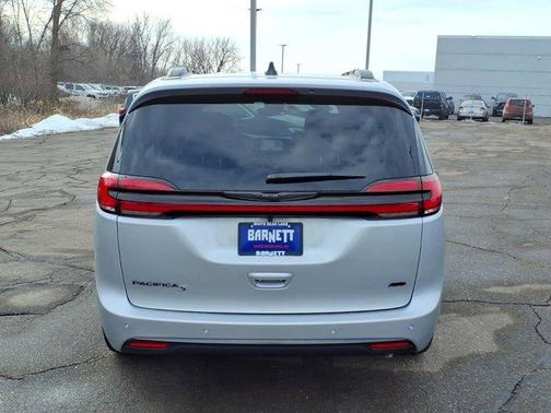 Silver Mist Clearcoat 2026 Chrysler Pacifica Select