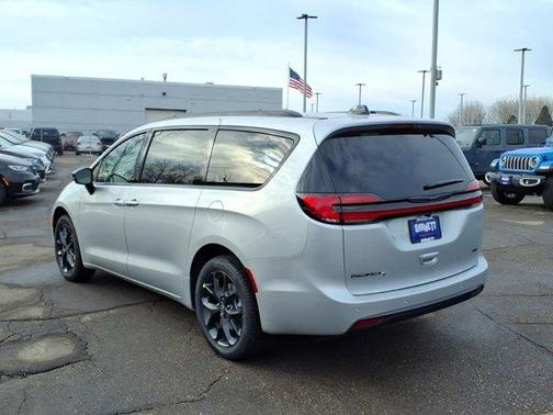 Silver Mist Clearcoat 2026 Chrysler Pacifica Select