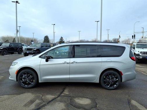 Silver Mist Clearcoat 2026 Chrysler Pacifica Select