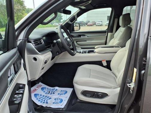2025 Jeep Wagoneer Base