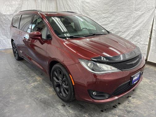 Velvet Red Pearlcoat 2020 Chrysler Pacifica Touring-L Plus