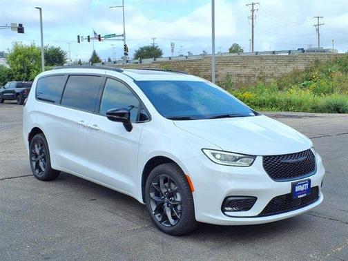 Bright White Clearcoat 2026 Chrysler Pacifica Limited