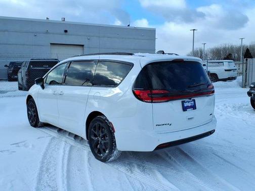 Bright White Clearcoat 2026 Chrysler Pacifica Select