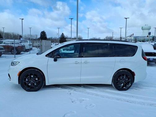 Bright White Clearcoat 2026 Chrysler Pacifica Select