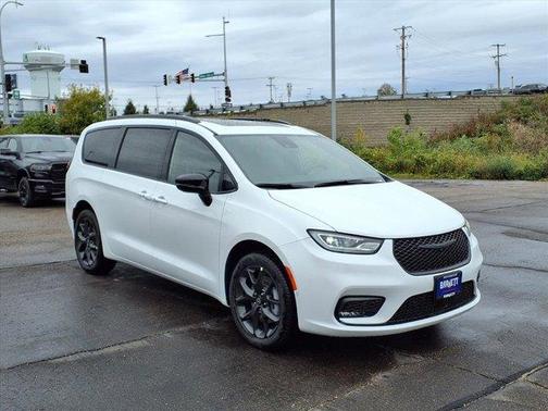Bright White Clearcoat 2026 Chrysler Pacifica Limited